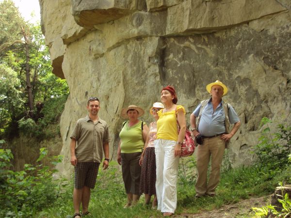 przy pomniku przyrody : "Kamień Leski", przy temacie : warto, niedaleko - odkryć podobny pomnik przyrody : "Ściana skalna na Kostryniu" - dobre mapy doprowadzą,