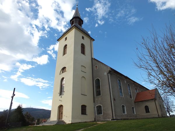 Kościół M B Różańcowej Wnętrze kościoła jest owalne Na drugim planie góra Ślęża