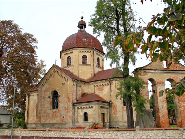 Opuszczona , murowana cerkiew greckokatolicka w Cieszanowie.