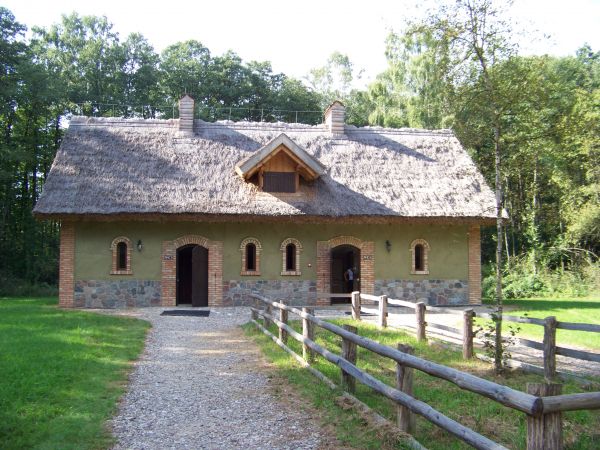 Nawet toalety na terenie skansenu pobudowano w odpowiednim stylu.