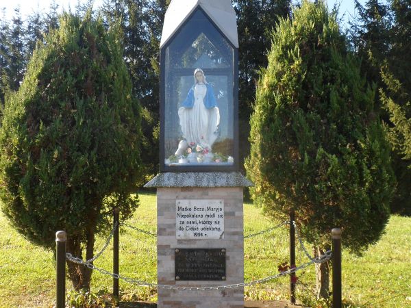 na wzgórzu cerkiewnym kapliczka maryjna - cerkiew po zdemontowaniu do Komańczy przeniesiono.