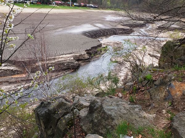 Widok dna jeziora widać 4 metrowej grubości muł naniesiony w ciągu stuletniego istnienia jeziora