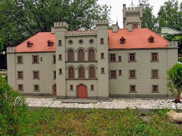 KOWARY - Park Miniatur Zabytków Dolnego Śląska -  Pałacyk w Dąbrowicy wybudowany został w XIX wieku na życzenie zamożnej rodziny von Decker, współwłaścicieli fa