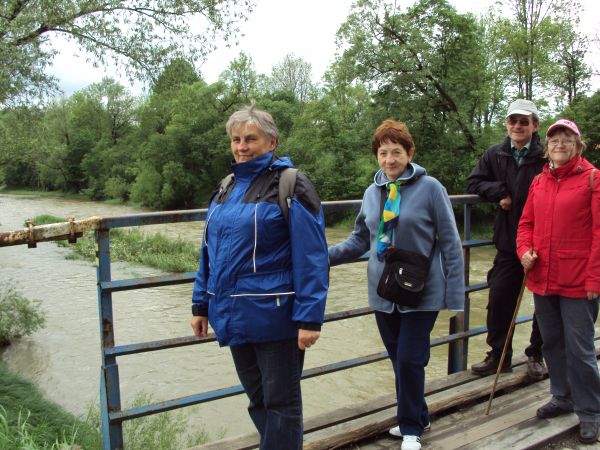 na moście nad rzeką Osława, przejdziemy do wsi : Szczawne, na przysiółek Horabłycha, ten rejon potocznie nazywany : Szczawne Kulaszne, po wyjściu na drogę w lew