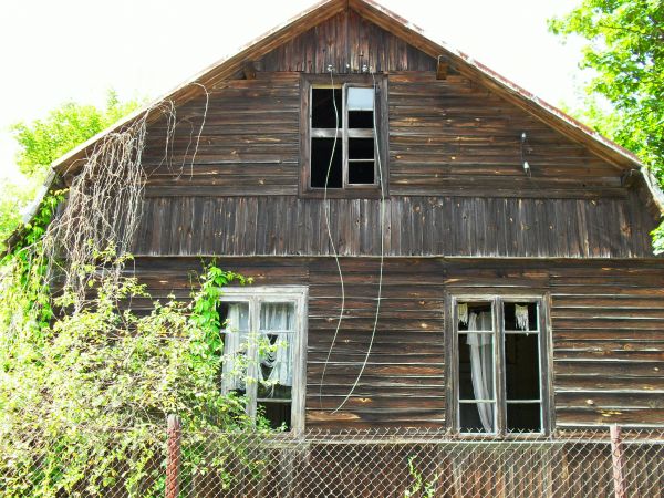 Stary i niestety niszczejący a jakże piękny dom we wsi
