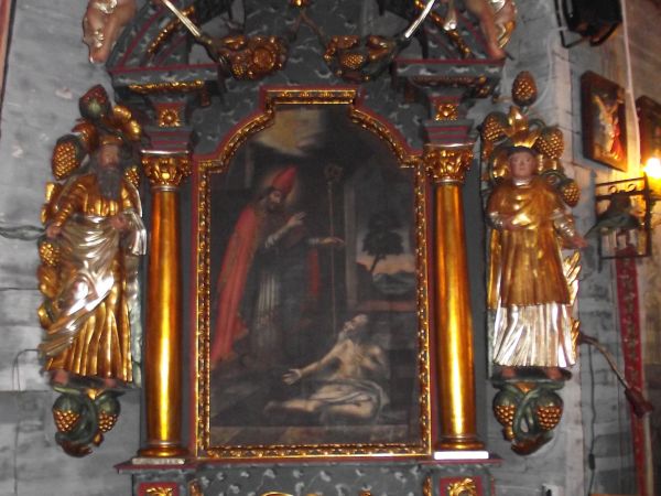 w ołtarzu bocznym po lewej w polu głównym: obraz św. Stanisława bpa wskrzeszającego Piotrowina z 2 ćwierci XVIII wieku. Po bokach - po lewej w obramieniu z winn