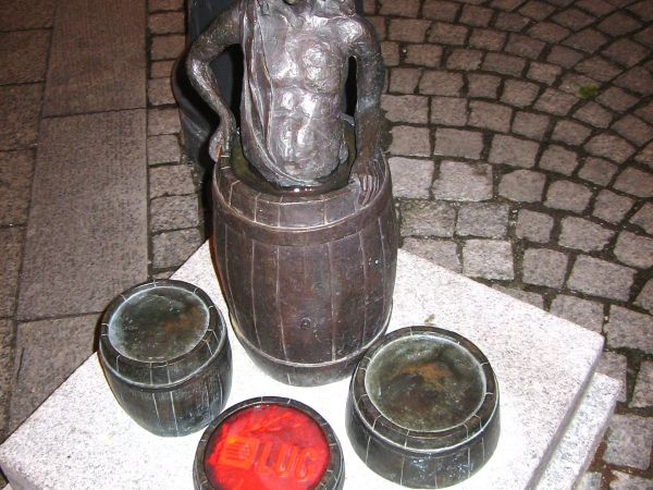 Zielona Góra - to Winobranie,a Winobranie kojarzy się z bogiem wina Bachusem. Teraz na zielonogórskim deptaku pojawiły się - oprócz BACHUSA - bachusowe mini fig