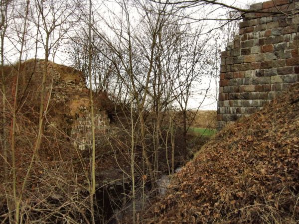 Dawny most kolejowy w Nowym Młynie wysadzony przez sowietów w styczniu 1945 r. na dawnej linii Kętrzyn-Nowy Młyn-Pieckowo-Reszel. Po wojnie linia została zamkni