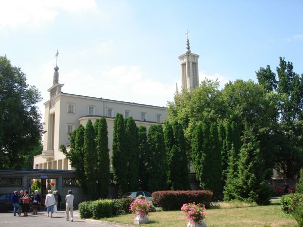 Niepokalanów - Sanktuarium Maryjne (na terenie wsi Paprotnia).
Bazylika Mniejsza.