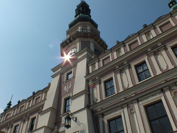 Ratusz "błyszczy"  wśród kamieniczek