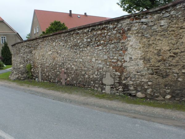 krzyże pokutne w ogrodzeniu kościoła