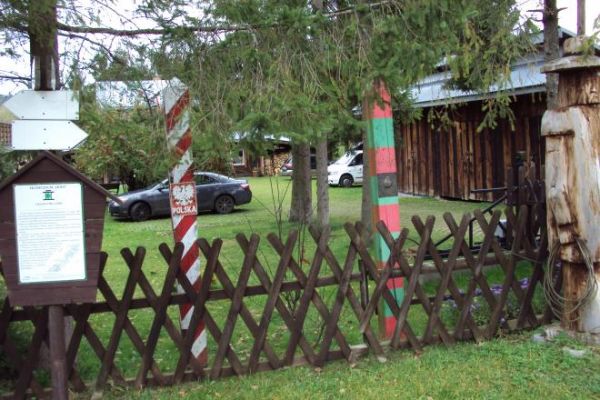 tu - w Dźwiniaczu do 22 stycznia 1951r. przebiegała granica państwowa  pomiędzy terenami ZSRR a Polską i fakt ten symbolizują te graniczne słupy, można też wied