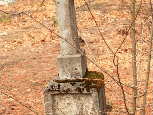 Stary cmentarz greckokatolicki przy cerkwi w Mołodyczu. Obecnie używany sporadycznie .