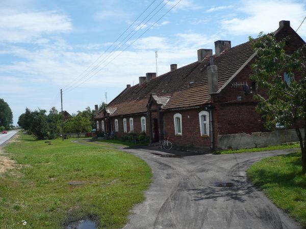 Tak zwane czworaki dawna zabudowa mieszkalna,do dziś zamieszkałe.