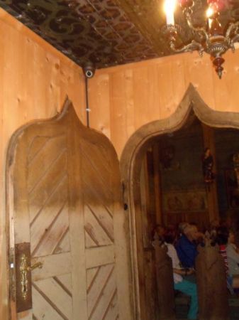 wieś stanowiła w XIVw. własność rycerską możnego w południowej Polsce rodu Pieniążków herbu Odrowąż i to oni byli fundatorami tego kościółka. Przy budowie zatru