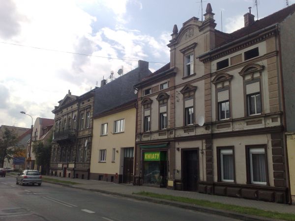 Ulica Piłsudskiego i stare kamieniczki.