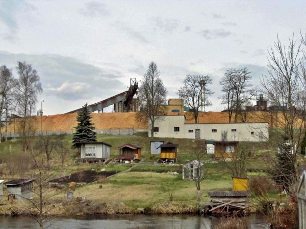 Widok zza rzeki Wdy na część fabryczną zakładu Steico