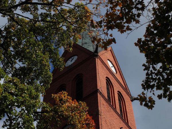 Wieża woła, chodźcie ludzie do kościoła.