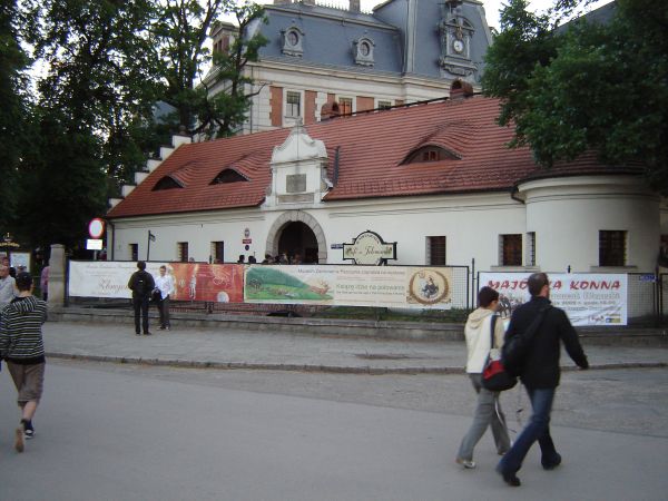 Brama wybrańców - wejście do parku i pałacu od strony rynku
fot. Stanisław Ponikierski