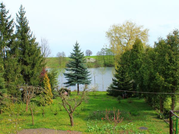 Łopienno, widok na jezioro.