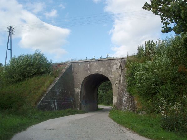 Stary wiadukt kolejowy nad drogą