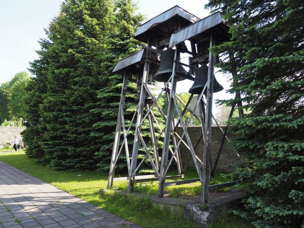 parawanowa dzwonnica konstrukcji metalowej - na niej 3 dzwony zawieszone.