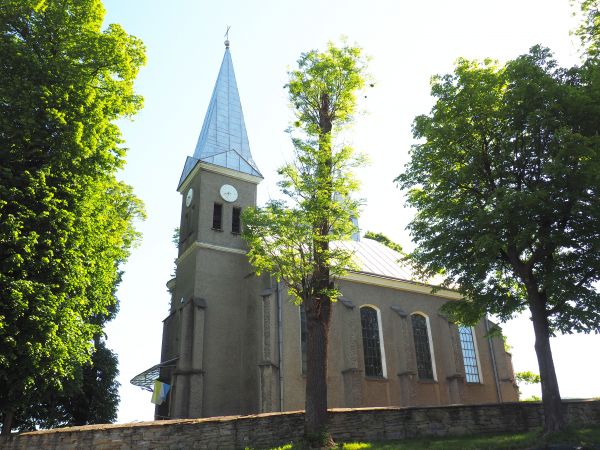 na Modrzewiowym Wzgórzu - niegdyś otoczony wieńcem "tysiącletnich dębów", otulony parkanem z kamienia : kościół pw. św. Klemensa a w nim cudowny obraz Matki Bos