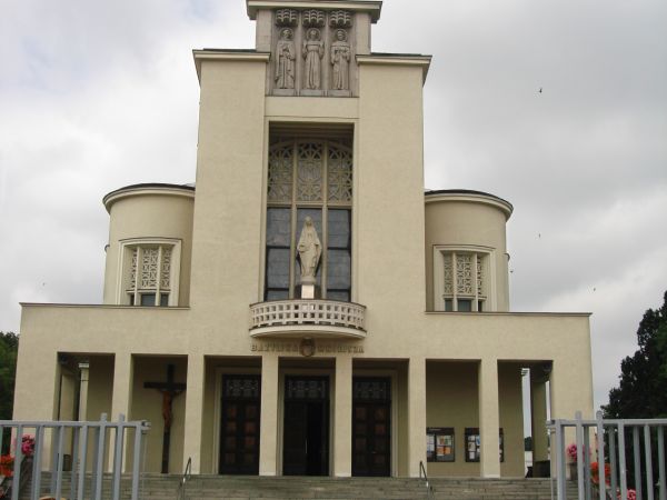 Niepokalanów - Sanktuarium Maryjne (na terenie wsi Paprotnia).
Bazylika Mniejsza.