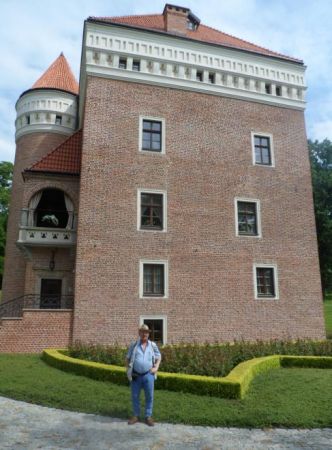 wieża mieszkalno-obronna - na parterze znajdowała się kuchnia i pomieszczenia gospodarcze, na pierwszym piętrze mieszkanie właścicieli, zaś na drugim była duża