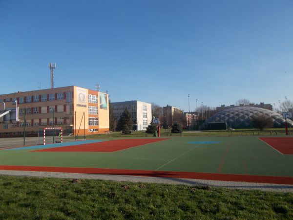 Kiedyś największa podstawówka w Polsce ,nie wiem jak jest teraz.Os.Dywizjonu 303.