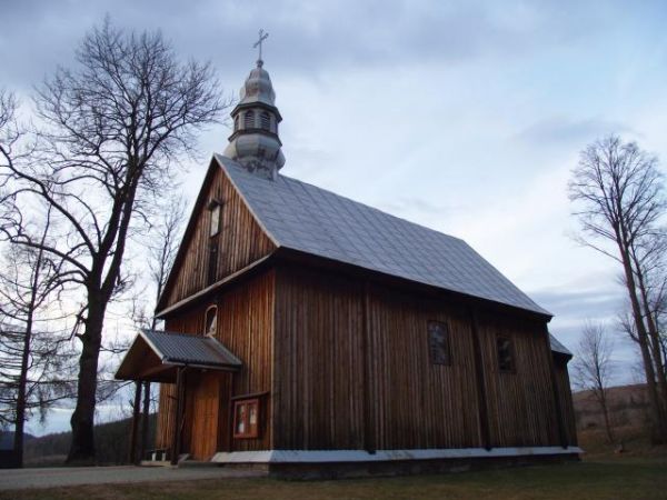 kościół pw. św. Andrzeja Boboli, dawna cerkiew - po przeniesieniu z Jasienia pozorną wieżyczkę sygnaturową posadowiono na natreksie - nie zaś jak pierwotnie na