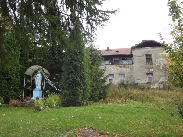 dwór Herbutów, przed nim figura Matki Boskiej. Przy okazji / temacie : na przełomie XIX i XX wieku podjęto próby założenia uzdrowiska, w okolicy bowiem występuj