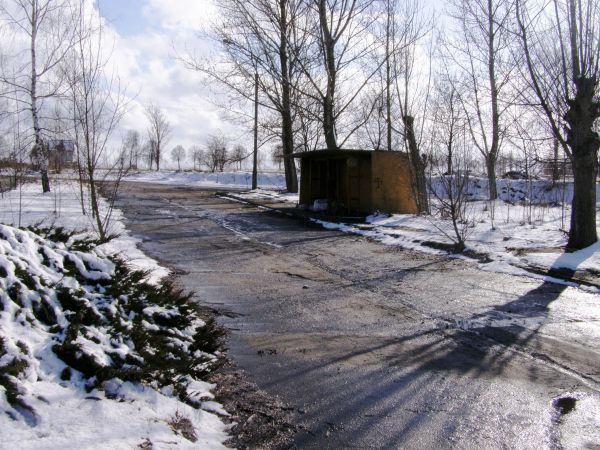 Zdewastowana fabryka domów ul. Północnej   fot.  6 Przystanek autobusowy