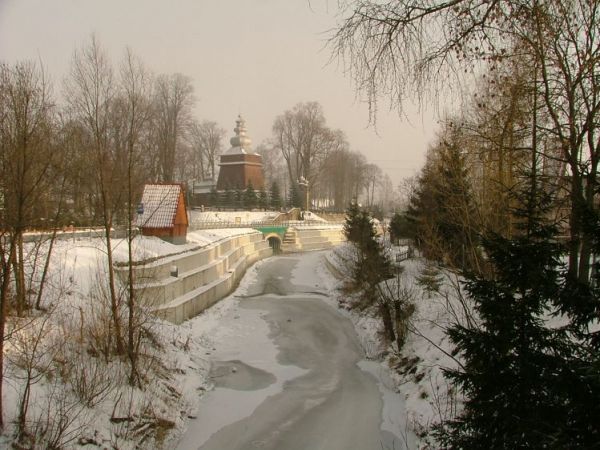 Tylicz - rzeka Muszynka . W głębi - cerkiew