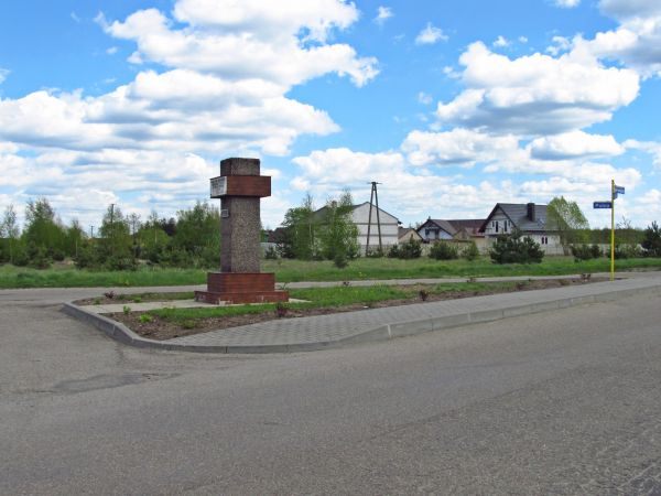 Pomnik pamięci Leona Landowskiego w Starej Czarnej Wodzie, u zbiegu ulic Długiej, Polnej i Starowiejskiej.