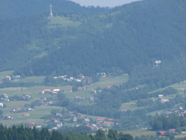 Widok z Siekierczyny na krzyż  nad Limanową