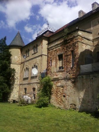 Chociaż pałac trochę się rozpada to swym wyglądem nie odstrasza zwiedzających jak i grilujących