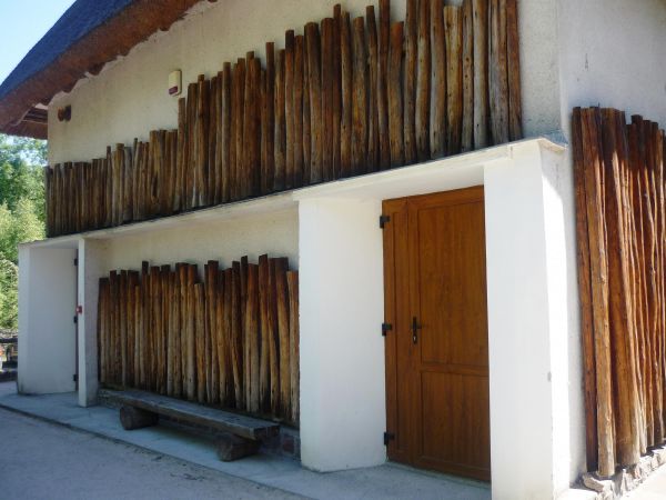 Osiedle w Biskupinie powstało  najprawdopodobniej zimą 738 roku p.n.e. Założono je na podmokłej wyspie na Jeziorze Biskupińskim (obecnie półwysep), o kształcie