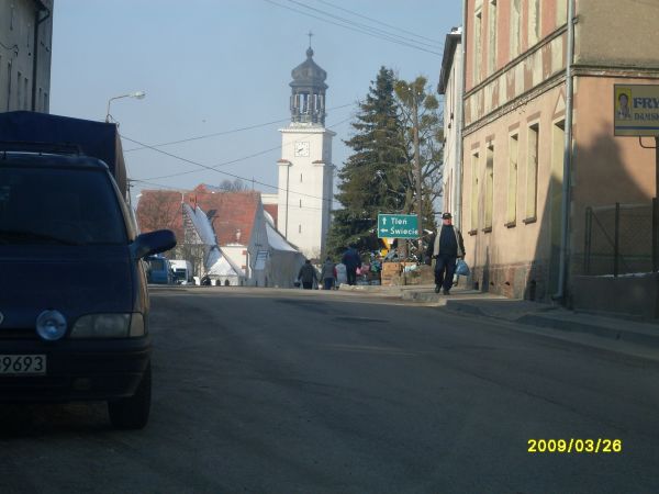 OSIE WIDOK NA KOŚCIÓŁ