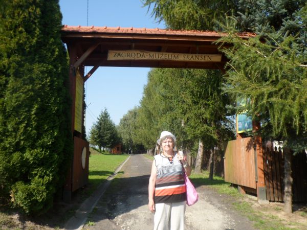 przed wejściem na tereny skansenu - brama główna.