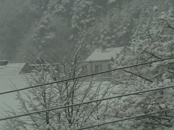 Skąpany w śniegu domek przy ul. Gorzowskiej.