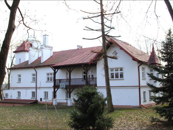 Dwór z XIX w. Gruntownie przebudowany w 1910 roku. Obecnie szkoła podstawowa .  Park krajobrazowy z aleją dojazdową z XIX w.