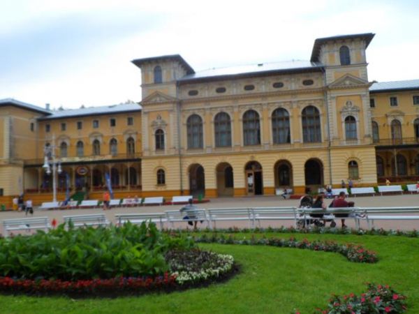Stary Dom Zdrojowy - reprezentacyjny obiekt historyczny w centrum kurortu.