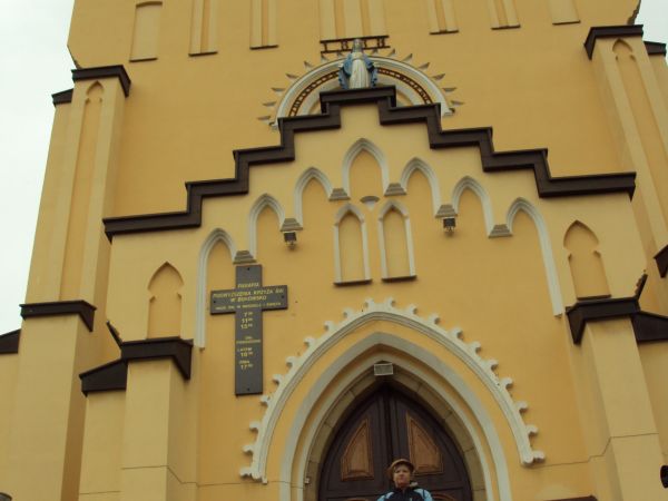 przed: kościół parafialny pw. Podwyższenia Krzyża Świętego, poprzedni - zburzony, obecny wzniesiony w latach 1881-86 staraniem parafian wg projektu Ludwika Wier