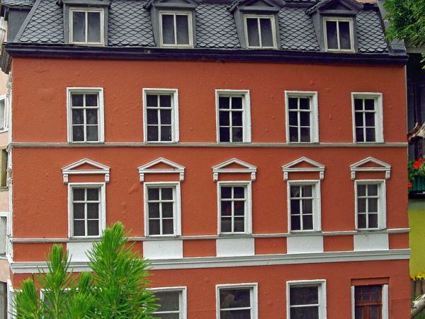 KOWARY - Park Miniatur Zabytków Dolnego Śląska - Starówka Jeleniej Góry. Uliczka Marii Konopnickiej oraz brama Wojanowska są wizytówką miasta Jelenia Góra.