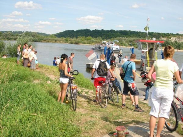 Oczekujacy na prom. W letnia sobote przez kilka godzin w kolejce.