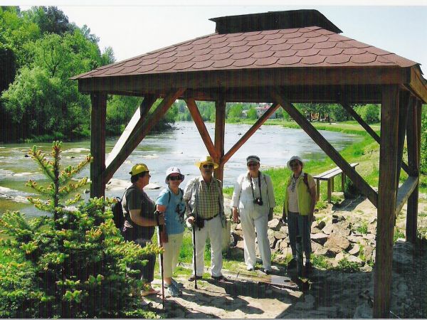 Wody rzeki Osława - krystalicznie czyste niemalże /prawie zawsze/. Na jej brzegu, w urokliwym miejscu, pergola ustawiona, co powoduje zadaszenie dla ujęcia wody