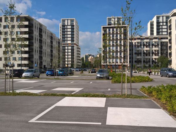 Nowoczesne osiedle "Avia"  wybudowane na dawnym pasie startowym lotniska Czyżyny.Szachownica na parkingu , nawiązuje do wojskowej przeszłości terenu.