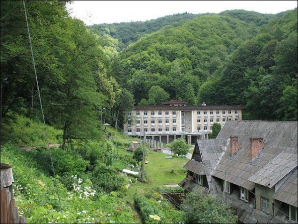 Dom Zdrojowy wybudowany w latach 1927/29 wg. projektu prof. dr. Adolfa Szyszko-Bohusza (nieczynny 2008r)