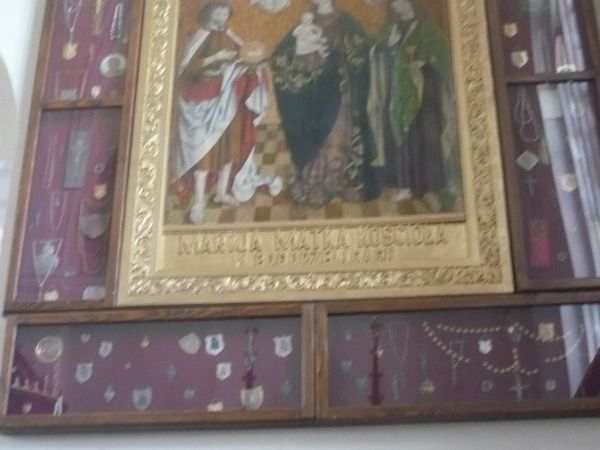 Najcenniejszym zabytkiem kościoła w Pogorzelicy jest obraz  z XV w NMB Matki Kościoła Pogorzelickiej.